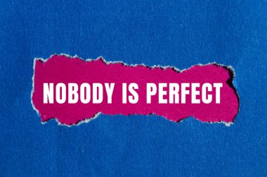 Kimse yırtık kağıda yazılmış mükemmel bir mesaj değildir. Kavramsal Kimse Mükemmel Sembol değildir. Boşluğu kopyala.