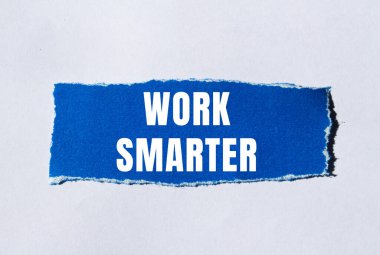 Yırtık kağıt arkaplanda daha zekice yazılmış bir mesaj. Kavramsal Çalışma Zekası sembolü. Boşluğu kopyala.