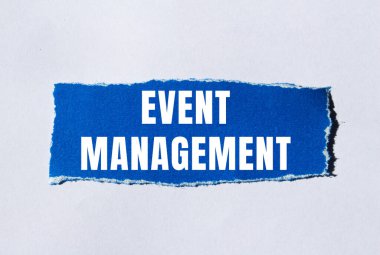 Yırtılan kağıt arkaplanda Olay Yönetimi mesajı. Kavramsal Olay Yönetimi sembolü. Boşluğu kopyala.