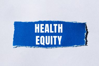 Sağlık Sermayesi mesajı yırtılan kağıdın üzerine yazılmış. Kavramsal Sağlık Sermayesi sembolü. Boşluğu kopyala.