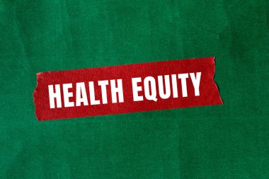 Sağlık Sermayesi mesajı yırtılan kağıdın üzerine yazılmış. Kavramsal Sağlık Sermayesi sembolü. Boşluğu kopyala.