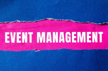 Yırtılan kağıt arkaplanda Olay Yönetimi mesajı. Kavramsal Olay Yönetimi sembolü. Boşluğu kopyala.