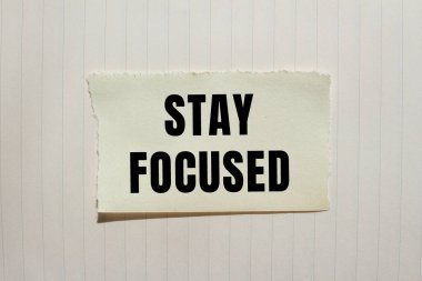 Yırtılan kağıt arkaplanına odaklanmış olarak mesajda kal. Kavramsal Odaklanma Sembolü. Boşluğu kopyala.