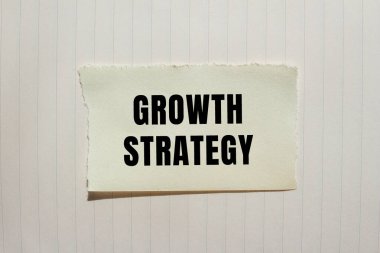 Yırtık kağıt arkaplanına yazılan büyüme stratejisi mesajı. Kavramsal Büyüme Stratejisi sembolü. Boşluğu kopyala.