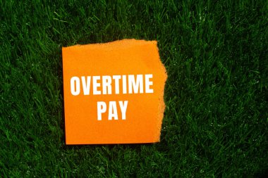 Yırtık kağıt arkaplanda fazla mesai ödemesi mesajı var. Kavramsal Fazla mesai ödeme sembolü. Boşluğu kopyala.