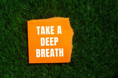 Yırtılan kağıdın üzerine yazılmış derin bir nefes mesajı al. Kavramsal Derin Nefes Sembolü. Boşluğu kopyala.