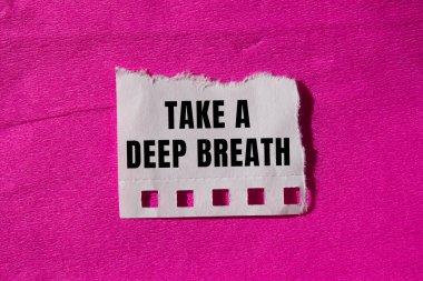 Yırtılan kağıdın üzerine yazılmış derin bir nefes mesajı al. Kavramsal Derin Nefes Sembolü. Boşluğu kopyala.