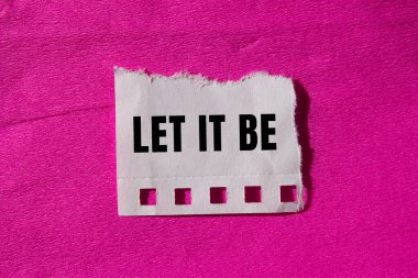 Yırtık kağıt arkaplana yazılmış bir mesaj olsun. Kavramsal olsun. Sembol olsun. Boşluğu kopyala.