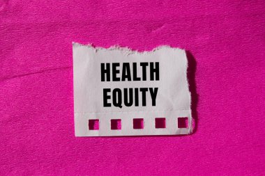 Sağlık Sermayesi mesajı yırtılan kağıdın üzerine yazılmış. Kavramsal Sağlık Sermayesi sembolü. Boşluğu kopyala.