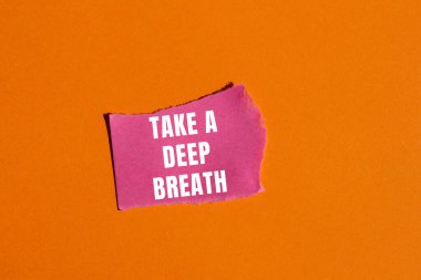 Yırtılan kağıdın üzerine yazılmış derin bir nefes mesajı al. Kavramsal Derin Nefes Sembolü. Boşluğu kopyala.