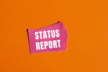 Yırtılan kağıt arkaplanda durum raporu iletisi. Kavramsal Durum raporu sembolü. Boşluğu kopyala.