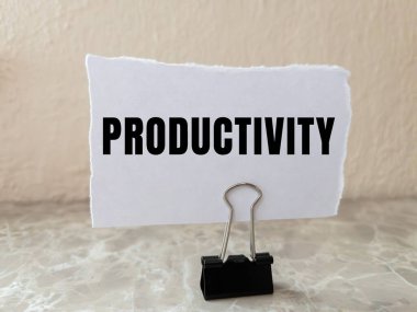 Yırtılan kağıt arkaplanda verimlilik mesajı var. Kavramsal Üretim Sembolü. Boşluğu kopyala.