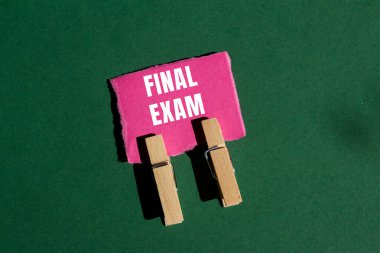 Yırtılan kağıdın üzerine yazılmış son sınav mesajı. Kavramsal final sınav sembolü. Boşluğu kopyala.