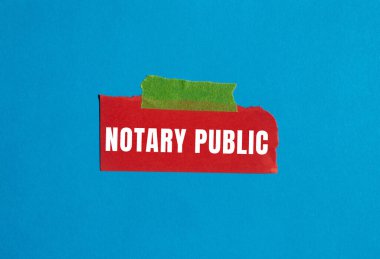 Yırtık kağıt arkaplanda noter mesajı var. Kavramsal noter sembolü. Boşluğu kopyala.