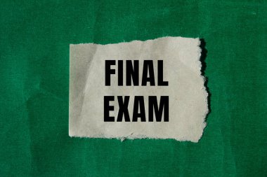 Yırtılan kağıdın üzerine yazılmış son sınav mesajı. Kavramsal final sınav sembolü. Boşluğu kopyala.