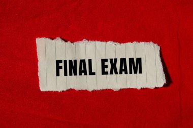 Yırtılan kağıdın üzerine yazılmış son sınav mesajı. Kavramsal final sınav sembolü. Boşluğu kopyala.
