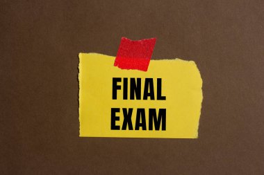Yırtılan kağıdın üzerine yazılmış son sınav mesajı. Kavramsal final sınav sembolü. Boşluğu kopyala.