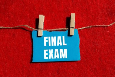 Yırtılan kağıdın üzerine yazılmış son sınav mesajı. Kavramsal final sınav sembolü. Boşluğu kopyala.