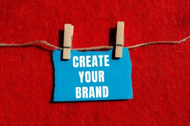 Yırtılan kağıt arkaplanda marka mesajınızı oluşturun. Kavramsal Markanızı Yaratın. Boşluğu kopyala.