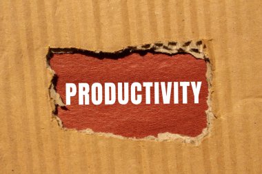 Yırtılan kağıt arkaplanda verimlilik mesajı var. Kavramsal Üretim Sembolü. Boşluğu kopyala.