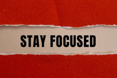 Yırtılan kağıt arkaplanına odaklanmış olarak mesajda kal. Kavramsal Odaklanma Sembolü. Boşluğu kopyala.