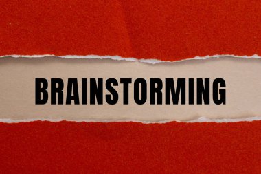 Yırtık kağıt arkaplanına yazılan beyin fırtınası mesajı. Kavramsal Beyin Fırtınası sembolü. Boşluğu kopyala.