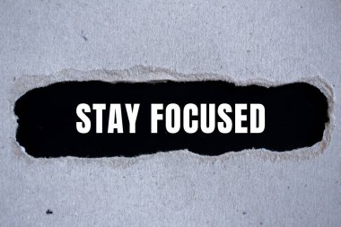 Yırtılan kağıt arkaplanına odaklanmış olarak mesajda kal. Kavramsal Odaklanma Sembolü. Boşluğu kopyala.