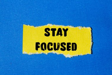 Yırtılan kağıt arkaplanına odaklanmış olarak mesajda kal. Kavramsal Odaklanma Sembolü. Boşluğu kopyala.