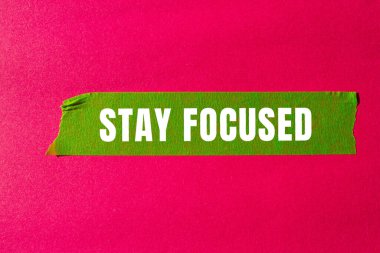 Yırtılan kağıt arkaplanına odaklanmış olarak mesajda kal. Kavramsal Odaklanma Sembolü. Boşluğu kopyala.