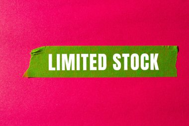 Yırtılan kağıt arkaplanda sınırlı hisse senedi mesajı var. Kavramsal sınırlı hisse senedi sembolü. Boşluğu kopyala.