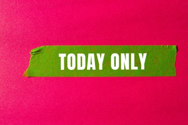 Bugün sadece yırtık kağıt üzerine yazılmış bir mesaj var. Kavramsal Günümüz sembolü. Boşluğu kopyala.