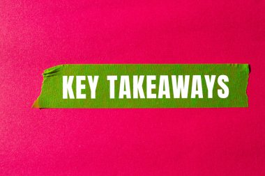 Yırtılan kağıt arkaplanda anahtar paket servisi mesajı var. Kavramsal Anahtar Takas sembolü. Boşluğu kopyala.