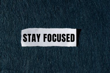 Yırtılan kağıt arkaplanına odaklanmış olarak mesajda kal. Kavramsal Odaklanma Sembolü. Boşluğu kopyala.