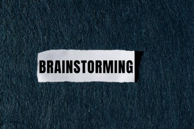 Yırtık kağıt arkaplanına yazılan beyin fırtınası mesajı. Kavramsal Beyin Fırtınası sembolü. Boşluğu kopyala.