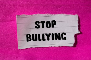 Yırtılan kağıt arkaplanda yazılan mesajlara zorbalık etmeyi bırak. Kavramsal zorbalık sembolünü durdur. Boşluğu kopyala.