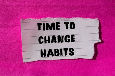 Yırtık kağıt arkaplanına yazılan alışkanlık mesajını değiştirme zamanı. Alışkanlıkları değiştirme zamanı geldi. Boşluğu kopyala.