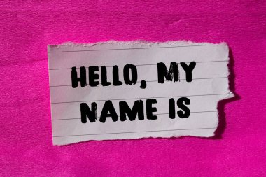 Merhaba, benim adım yırtık kağıda yazılmış bir mesaj. Kavramsal Merhaba, benim adım sembol. Boşluğu kopyala.