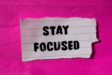 Yırtılan kağıt arkaplanına odaklanmış olarak mesajda kal. Kavramsal Odaklanma Sembolü. Boşluğu kopyala.