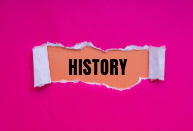 Yırtık kağıt arkaplanda yazılmış geçmiş mesajı. Kavramsal Tarih sembolü. Boşluğu kopyala.