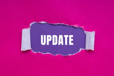 Yırtık kağıt arkaplanda yazılan mesajı güncelle. Kavramsal Güncelleme sembolü. Boşluğu kopyala.