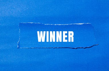 Yırtılan kağıt arkaplanda kazanan mesaj. Kavramsal Kazanan sembolü. Boşluğu kopyala.