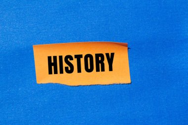 Yırtık kağıt arkaplanda yazılmış geçmiş mesajı. Kavramsal Tarih sembolü. Boşluğu kopyala.