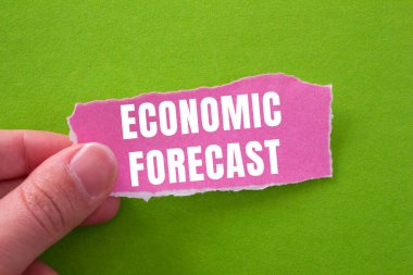 Yırtılan kağıt arkaplanına ekonomik tahmin mesajı yazıldı. Kavramsal Ekonomik Hava Tahminleri sembolü. Boşluğu kopyala.