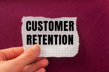 Yırtılan kağıt arkaplanda müşteri alımı mesajı var. Kavramsal Müşteri Saklama Sembolü. Boşluğu kopyala.