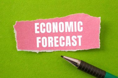 Yırtılan kağıt arkaplanına ekonomik tahmin mesajı yazıldı. Kavramsal Ekonomik Hava Tahminleri sembolü. Boşluğu kopyala.