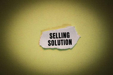 Yırtık kağıt arkaplanda yazılan Çözüm mesajı satılıyor. Kavramsal Satış Çözümü sembolü. Boşluğu kopyala.