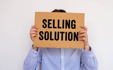 Yırtık kağıt arkaplanda yazılan Çözüm mesajı satılıyor. Kavramsal Satış Çözümü sembolü. Boşluğu kopyala.