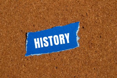 Yırtık kağıt arkaplanda yazılmış geçmiş mesajı. Kavramsal Tarih sembolü. Boşluğu kopyala.