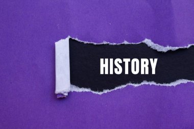 Yırtık kağıt arkaplanda yazılmış geçmiş mesajı. Kavramsal Tarih sembolü. Boşluğu kopyala.