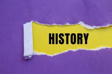 Yırtık kağıt arkaplanda yazılmış geçmiş mesajı. Kavramsal Tarih sembolü. Boşluğu kopyala.